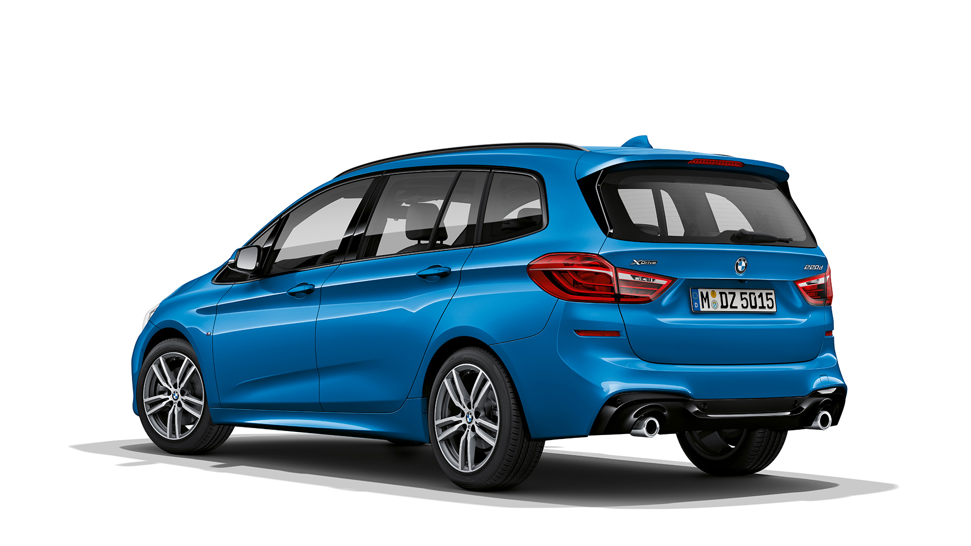 Sett skrått bakfra BMW 2-serie Gran Tourer modell M Sport BMW 2-serie Gran Tourer 220d xDrive modell M Sport F46 Facelift 2018 Estoril-blå metallic Sett skrått bakfra