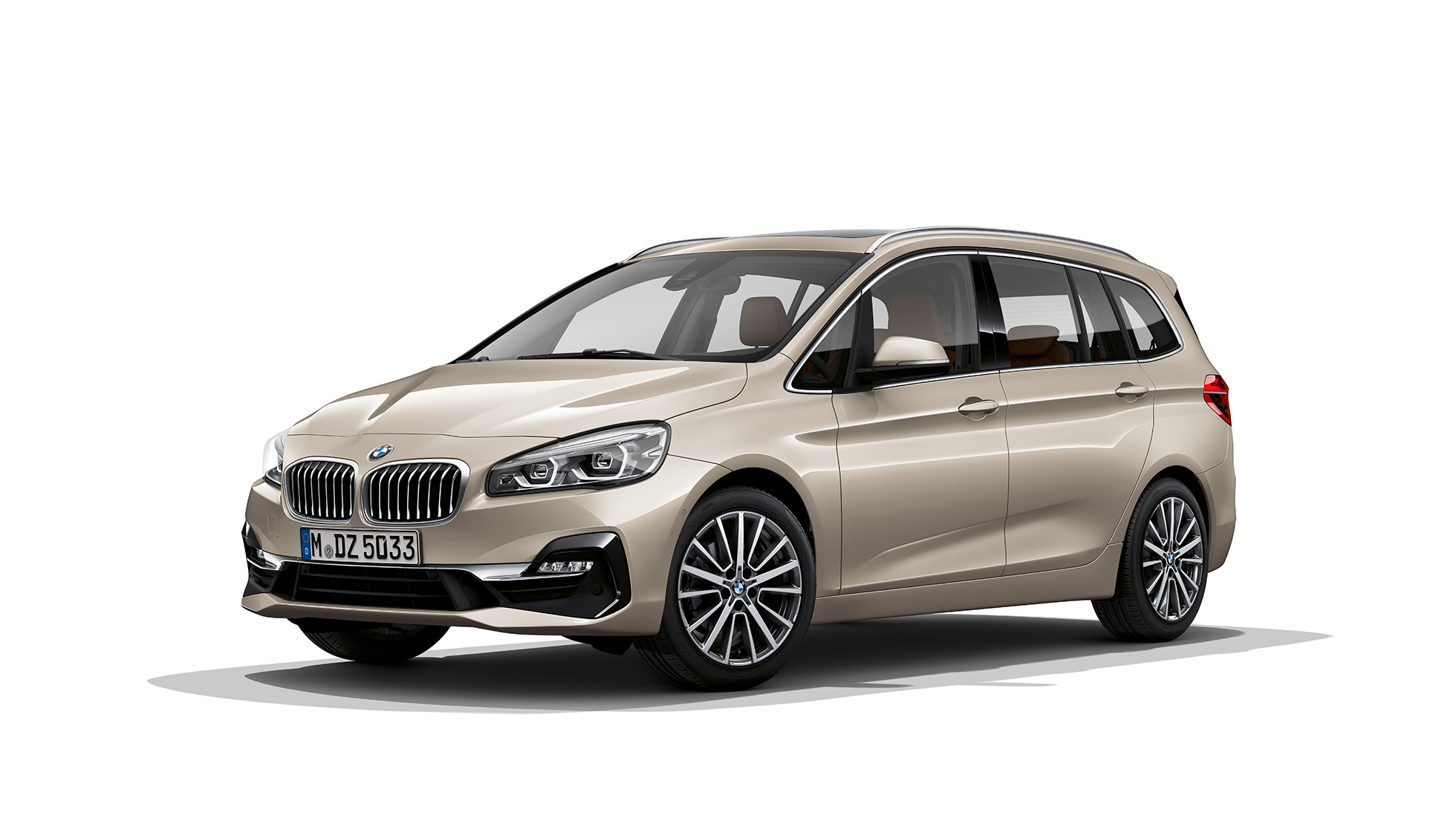 Sett skrått forfra BMW 2-serie Gran Tourer modell Luxury Line BMW 2-serie Gran Tourer 218d xDrive modell Luxury Line F46 Facelift 2018 Jucarobeige metallic Sett skrått forfra