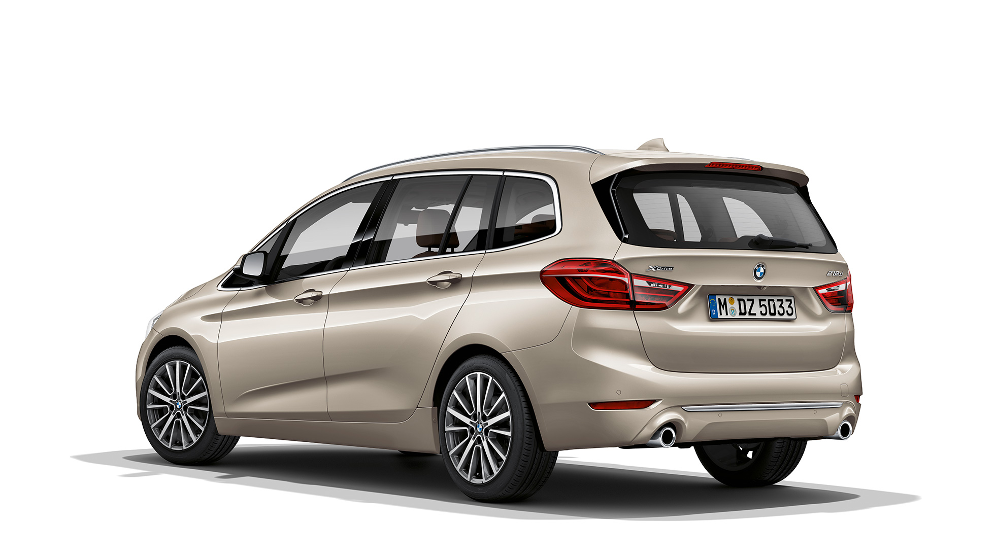Sett skrått bakfra BMW 2-serie Gran Tourer modell Luxury Line BMW 2-serie Gran Tourer 218d xDrive modell Luxury Line F46 Facelift 2018 Jucarobeige metallic Sett skrått bakfra