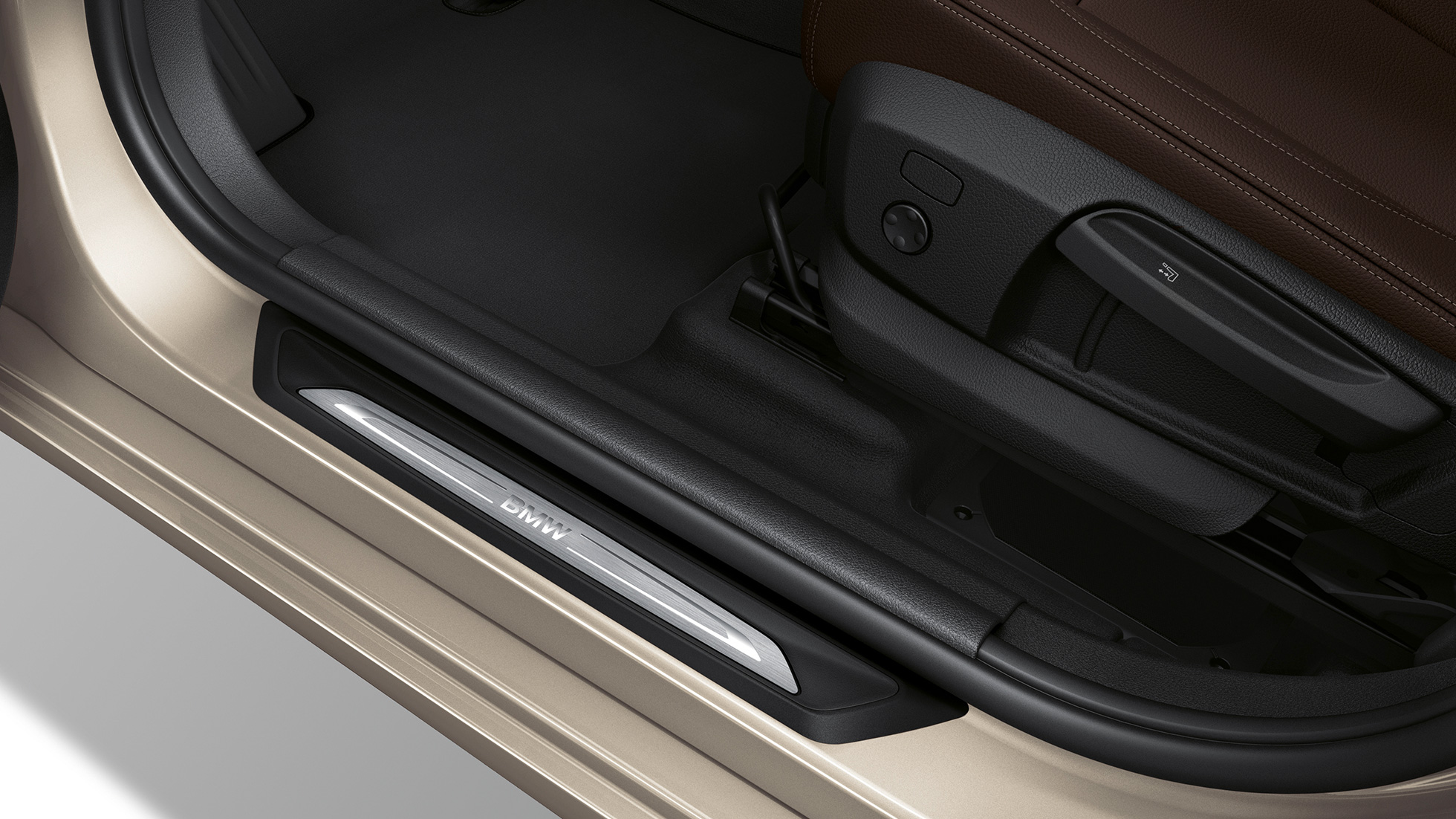 Innstigningslister BMW 2-serie Gran Tourer modell Luxury Line Innstigningslister BMW 2-serie Gran Tourer 218d xDrive modell Luxury Line F46 2018 Jucarobeige metallic Næropptak