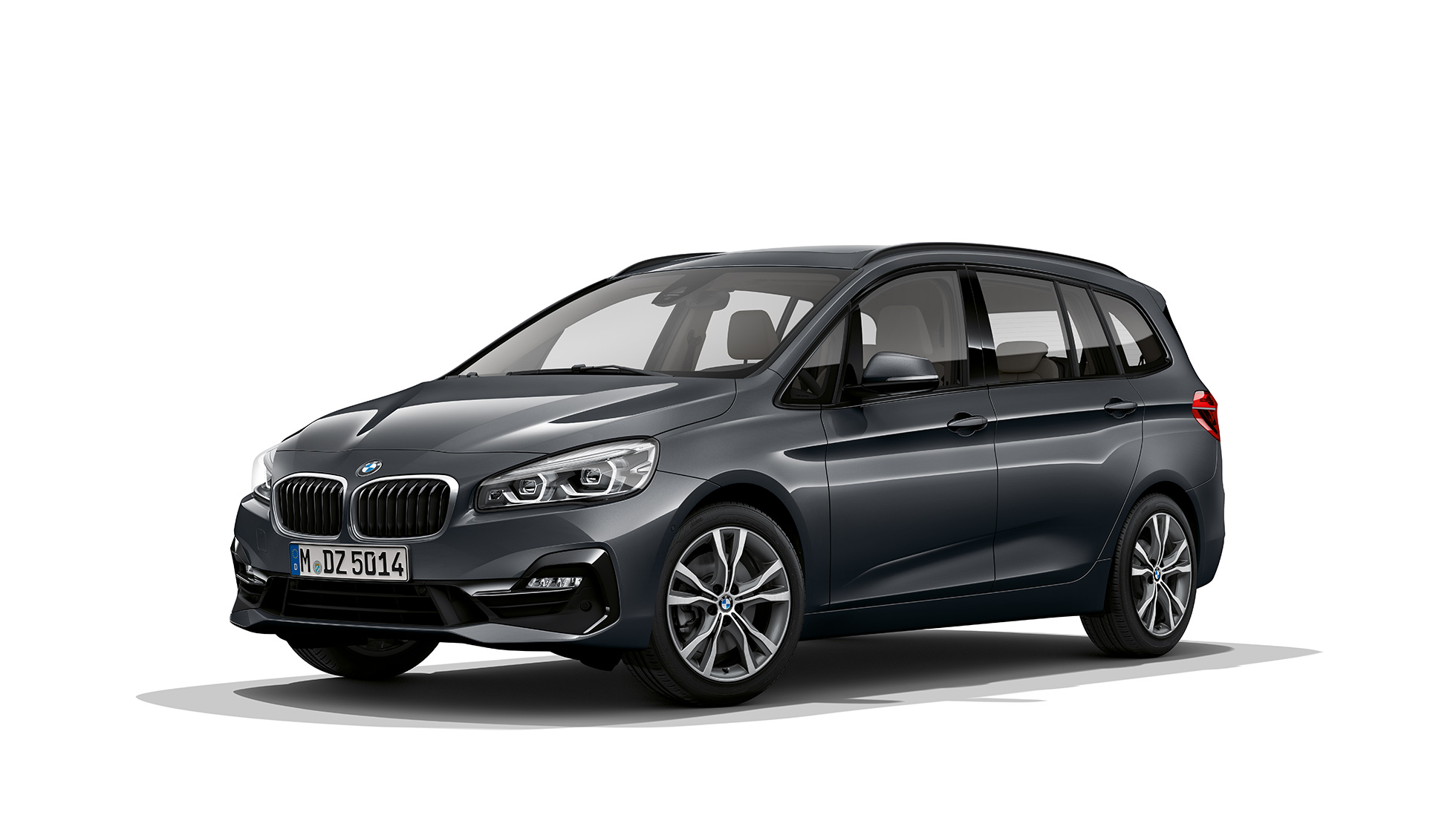 Sett skrått forfra BMW 2-serie Gran Tourer modell Sport Line BMW 2-serie Gran Tourer 220d modell Sport Line F46 Facelift 2018 Mineralgrå metallic Sett skrått forfra