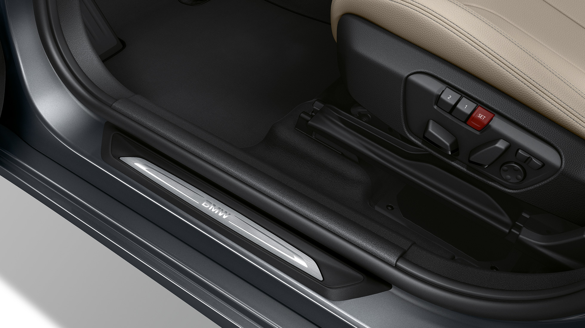 Innstigningslister BMW 2-serie Gran Tourer modell Sport Line Innstigningslister BMW 2-serie Gran Tourer 220d modell Sport Line F46 2018 Mineralgrå metallic Næropptak