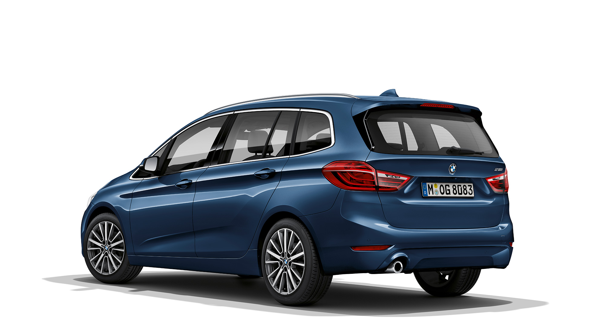 Sett skrått bakfra BMW 2-serie Gran Tourer modell Advantage BMW 2-serie Gran Tourer 218i modell Advantage F46 Facelift 2018 Middelhavsblå metallic Sett skrått bakfra