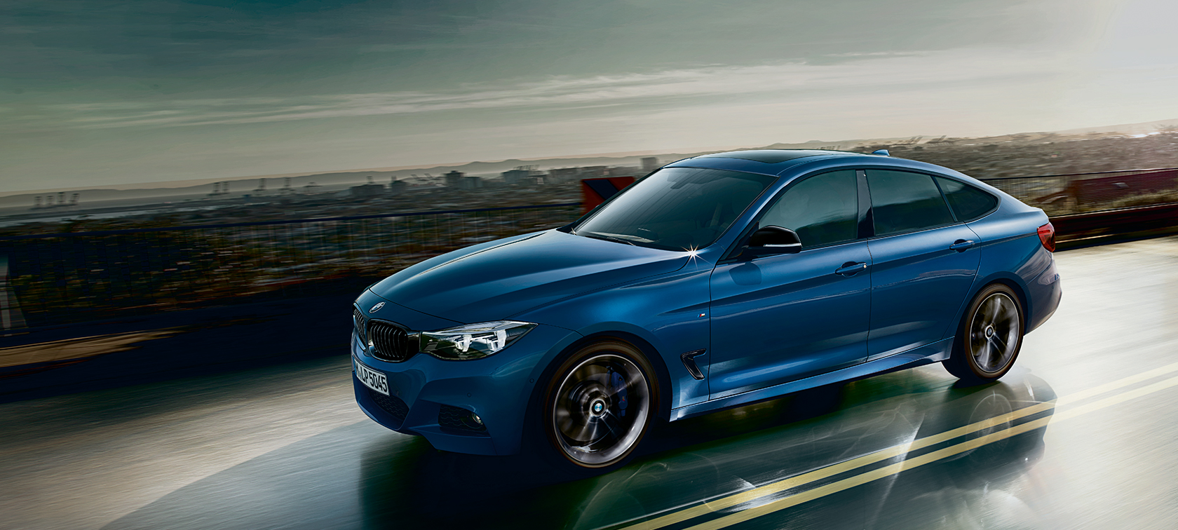 BMW 3-serie Gran Turismo som kjører, sett forfra BMW 3-serie Gran Turismo som kjører, sett forfra