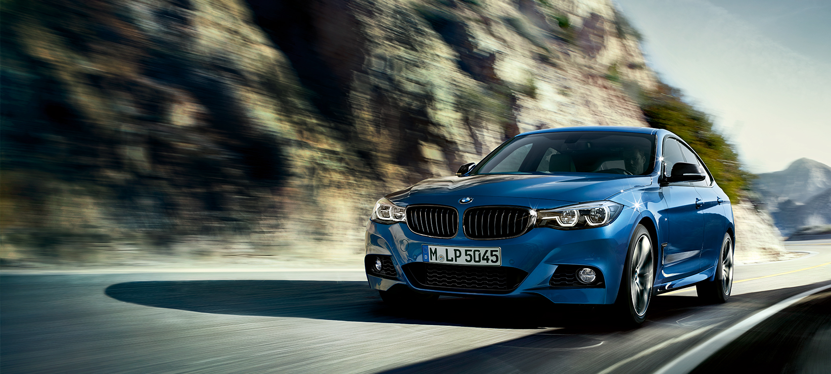 BMW 3-serie Gran Turismo som kjører, sett forfra BMW 3-serie Gran Turismo som kjører, sett forfra