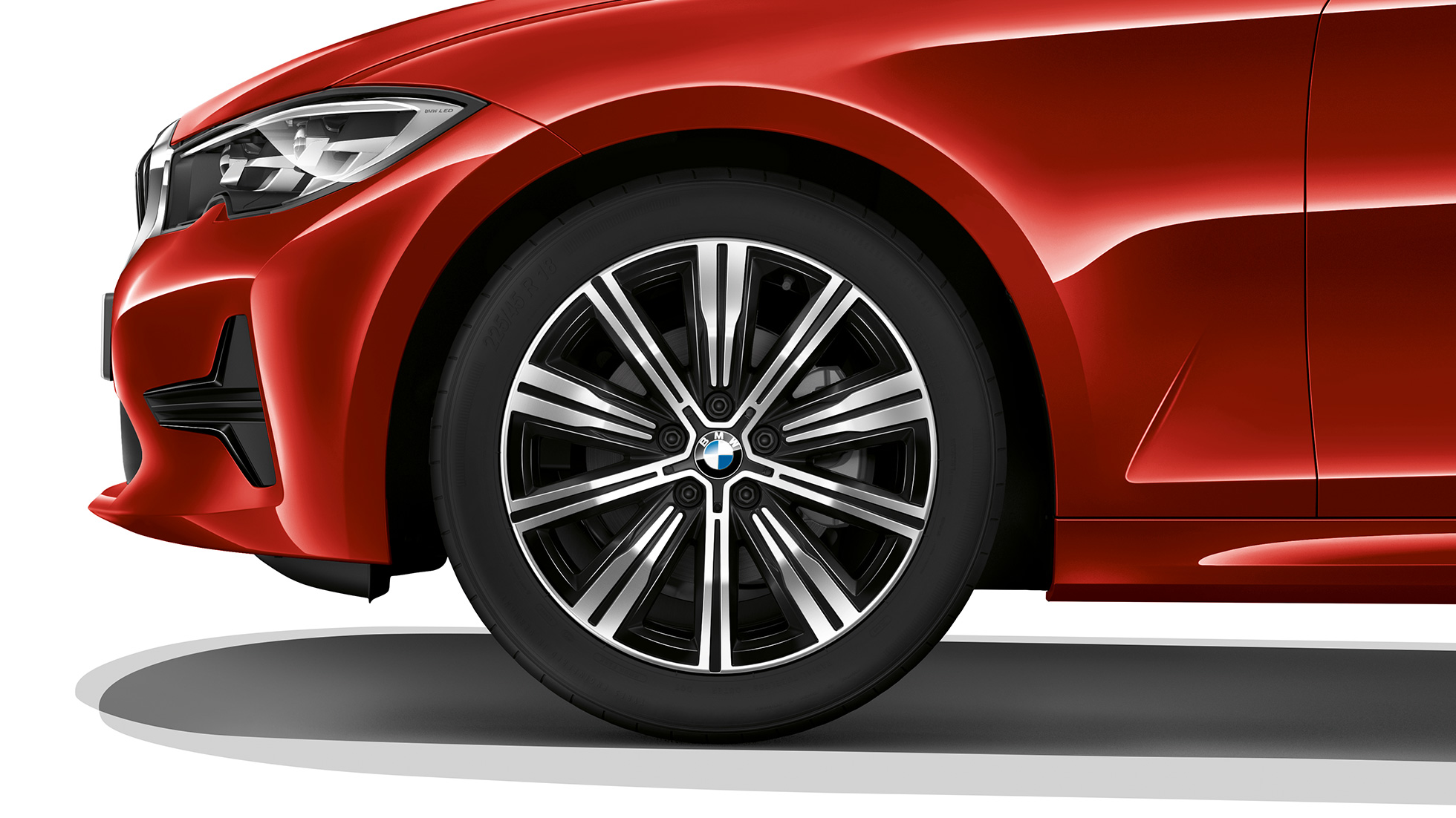 Lettmetallfelg på BMW 3-serie Sedan som Modell Advantage. Nærbilde av lettmetallfelg på BMW 3-serie Sedan med Modell Advantage utstyr.