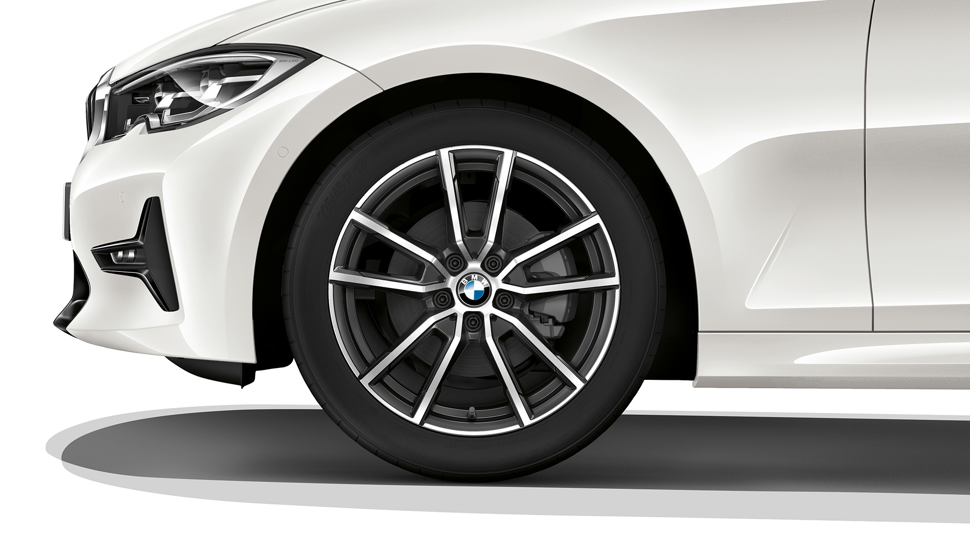 Lettmetallfelg på BMW 3-serie Sedan som Modell Sport Line. Nærbilde av lettmetallfelg på BMW 3-serie Sedan med Modell Sport Line utstyr.