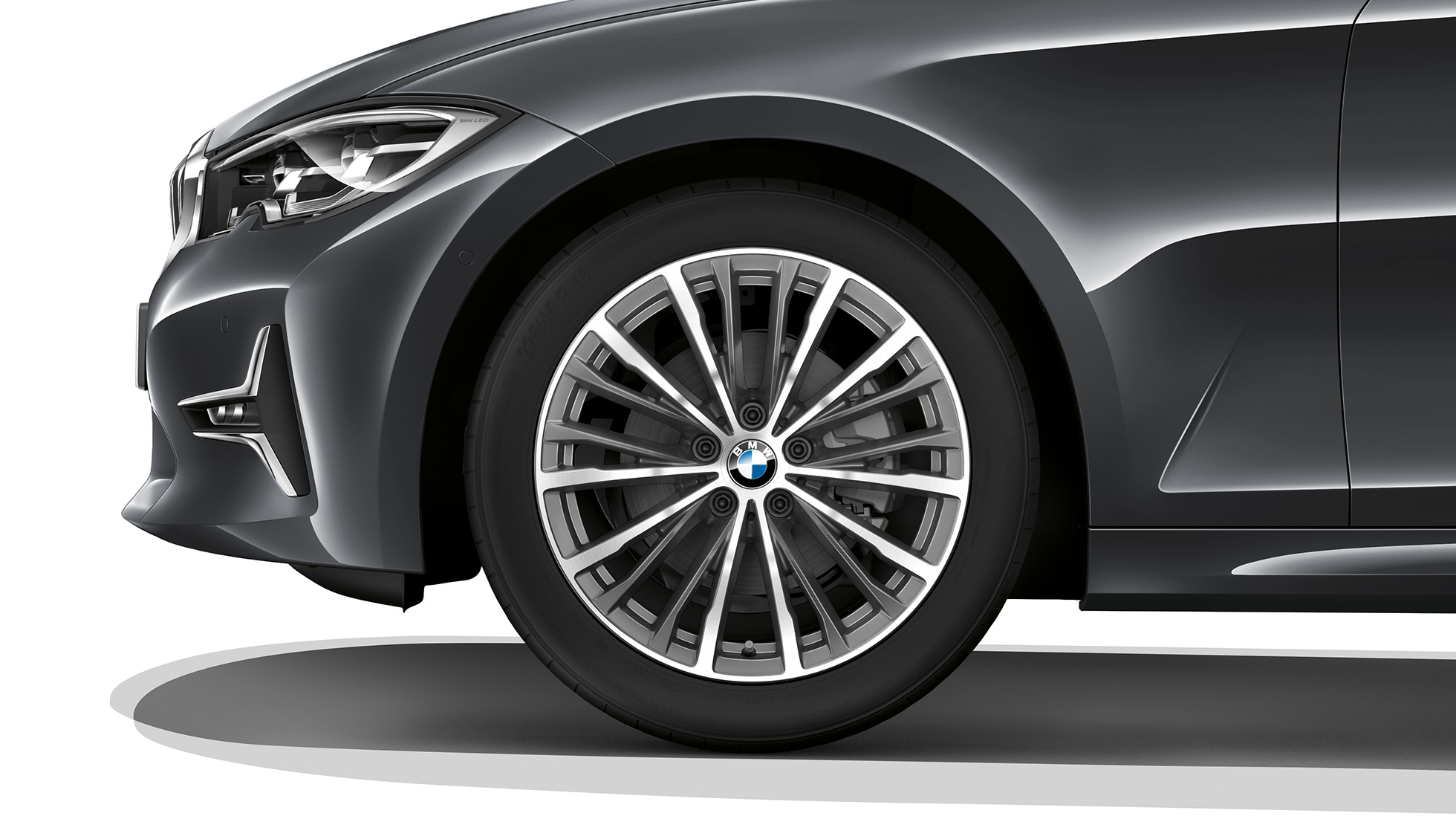 Lettmetallfelg på BMW 3-serie Sedan med Modell Luxury Line utstyr. Nærbilde av lettmetallfelg på BMW 3-serie Sedan med Modell Luxury Line utstyr.