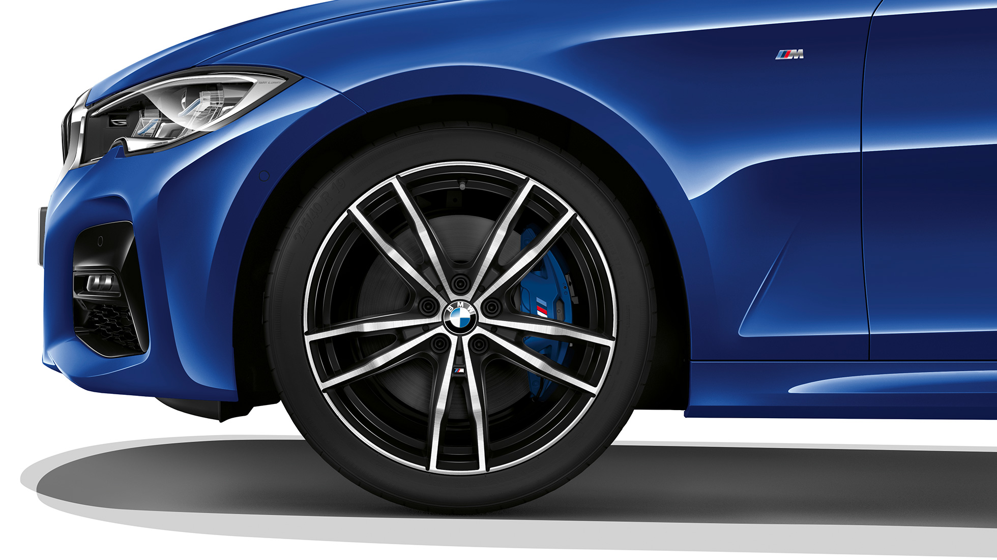 Lettmetallfelg på BMW 3-serie Sedan som Modell M Sport. Nærbilde av lettmetallfelg på BMW 3-serie Sedan med Modell M Sport utstyr.