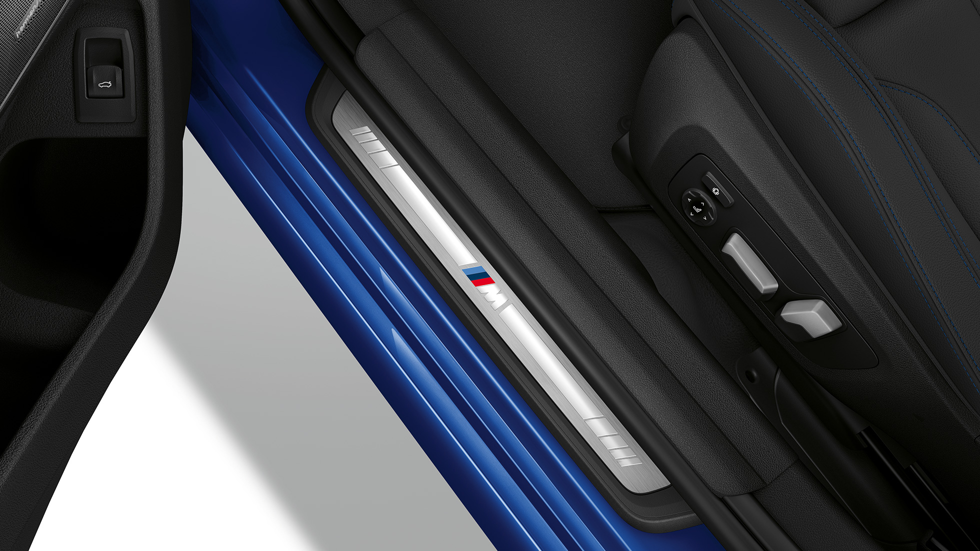 Innstigningslist på BMW 3-serie Sedan som Modell M Sport. BMW 3-serie Sedan med Modell M Sport innstigningslist sett ovenfra.