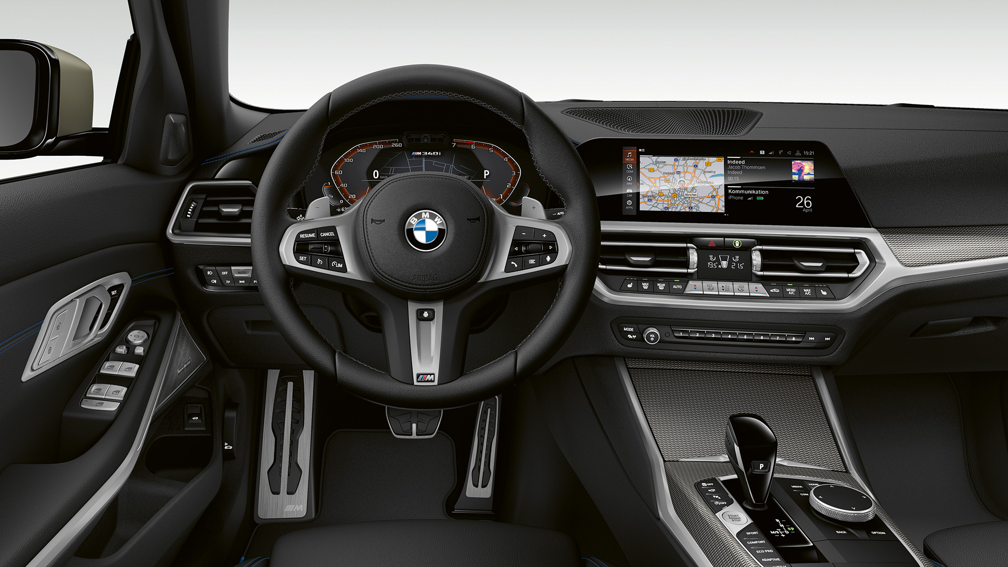 Førerplassen i BMW 3-serie M340i xDrive Sedan. Nærbilde av førerplassen i BMW 3-serie M340i xDrive Sedan sett forfra.