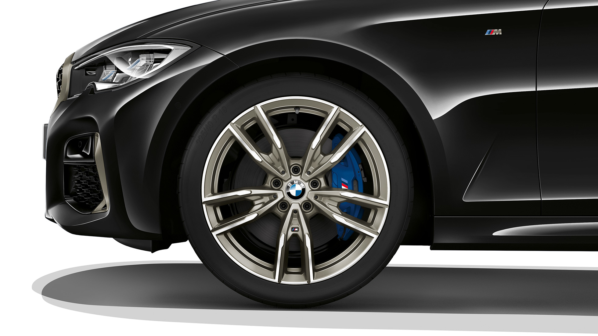 Lettmetallfelg på BMW 3-serie M340i xDrive Sedan. Nærbilde av lettmetallfelg på BMW 3-serie M340i xDrive Sedan.