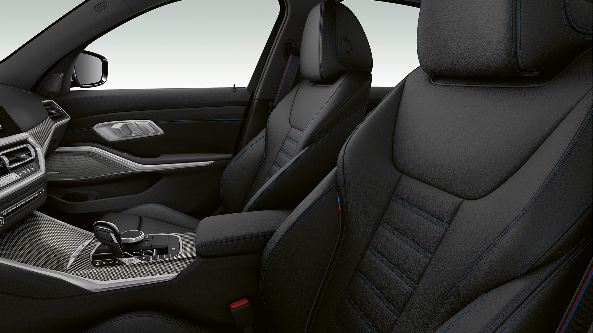 Forseter i BMW 3-serie M340i xDrive Sedan. Nærbilde av forsetene i BMW 3-serie M340i xDrive Sedan sett fra siden.
