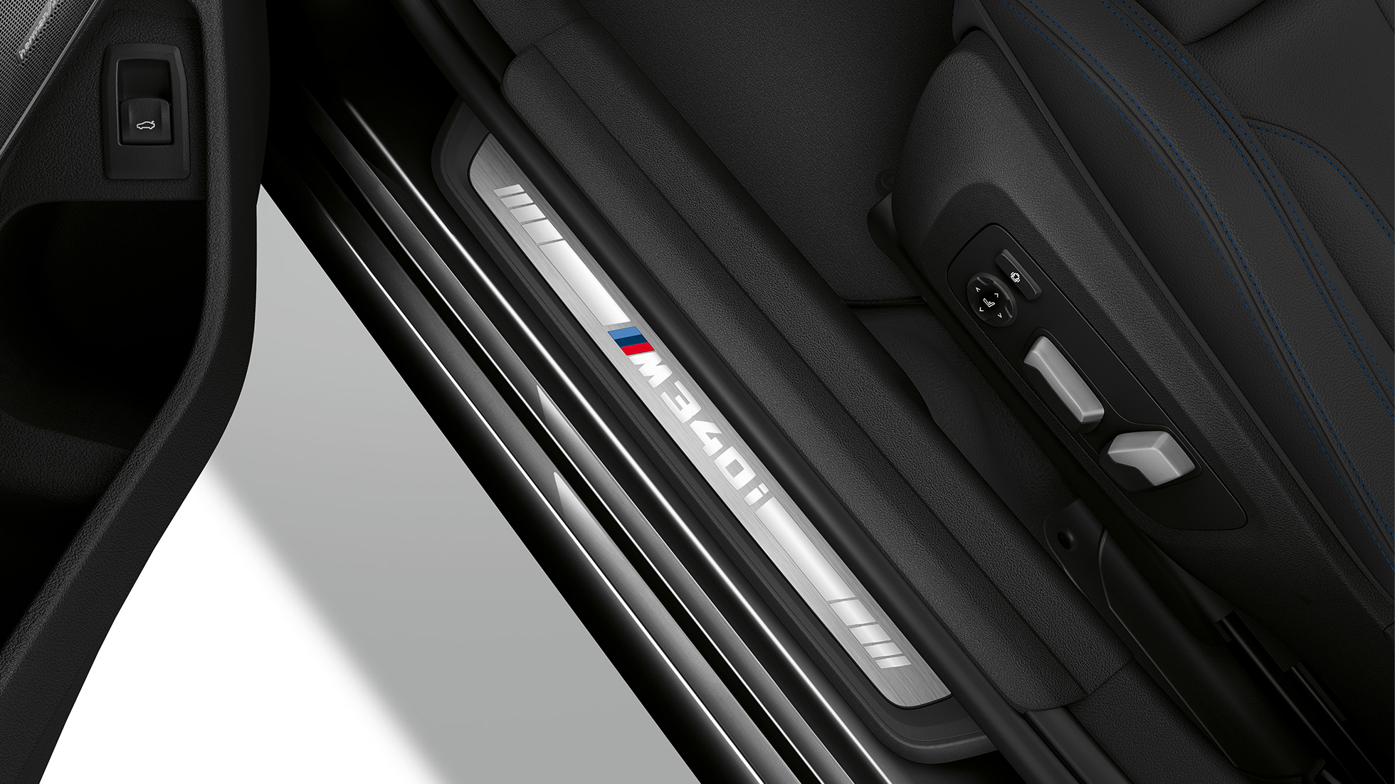 Innstigningslist på BMW 3-serie M340i xDrive Sedan. Innstigningslist på BMW 3-serie M340i xDrive Sedan sett ovenfra.