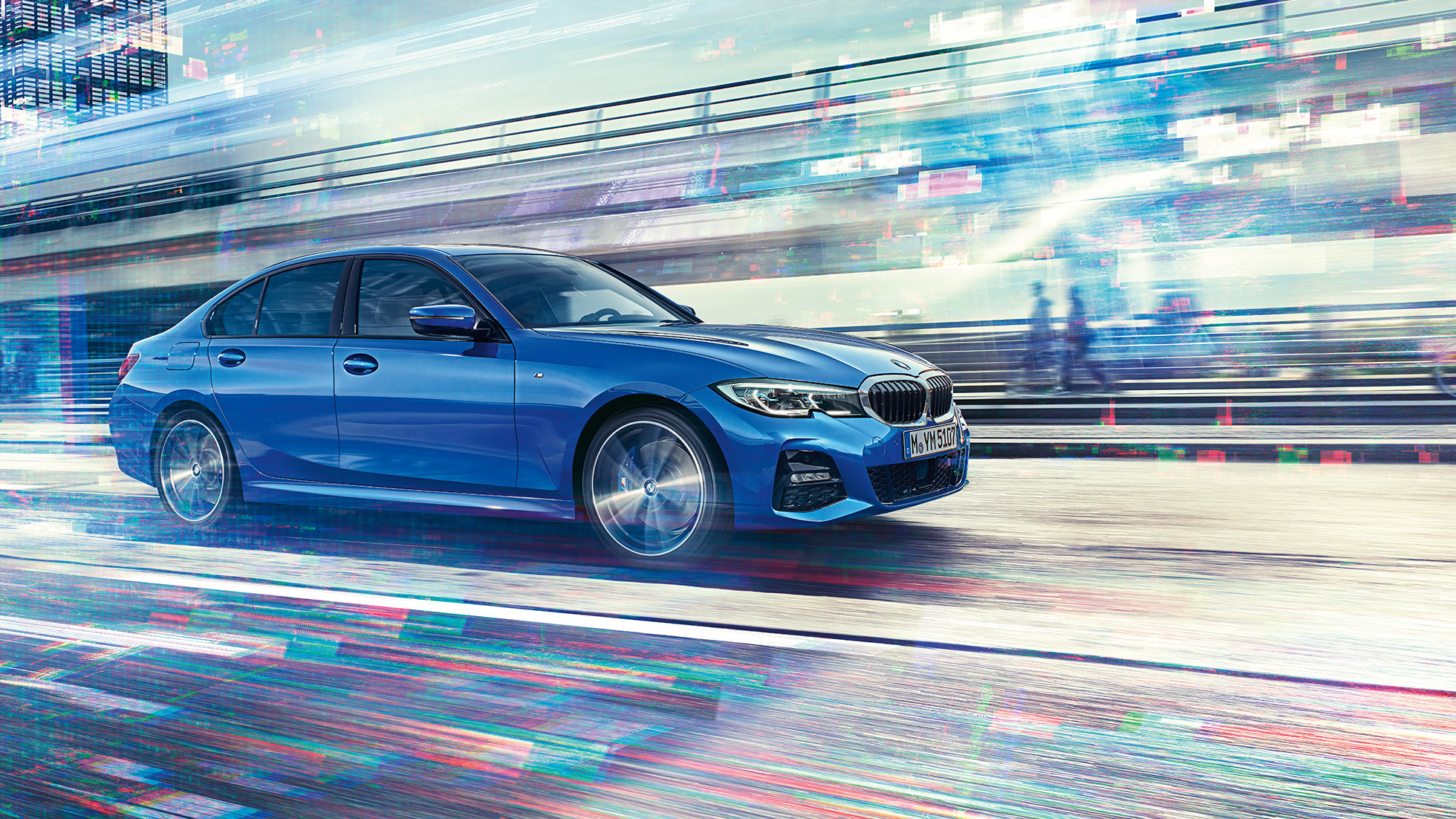 BMW 3-serie Sedan sett fra siden kjørende. BMW 3-serie Sedan sett fra siden kjørende i byen om dagen.