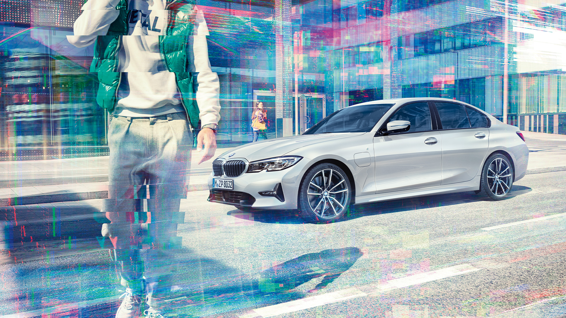 Sett fra siden BMW 3-serie sedan BMW 330e BMW 3-serie sedan BMW 330e G20 Glaciersølv metallic sett fra siden under kjøring