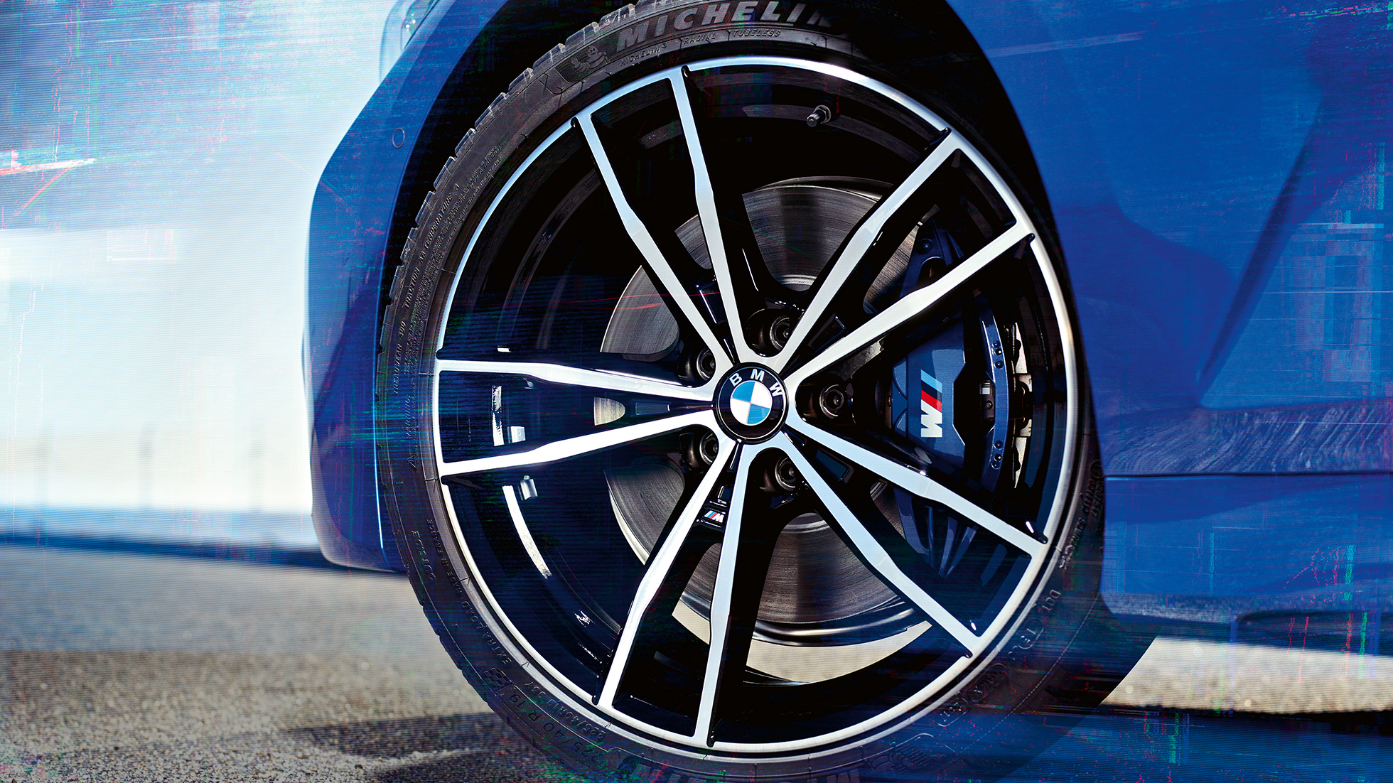 BMW 3-serie Sedan med lettmetallfelger 791 M. Nærbilde av 19" lettmetallfelger 791 M i dypsort på BMW 3-serie Sedan.