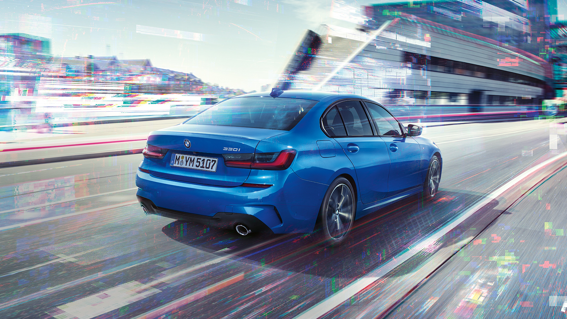 BMW 3-serie Sedan sett skrått bakfra. BMW 3-serie Sedan sett skrått bakfra i byen om dagen.