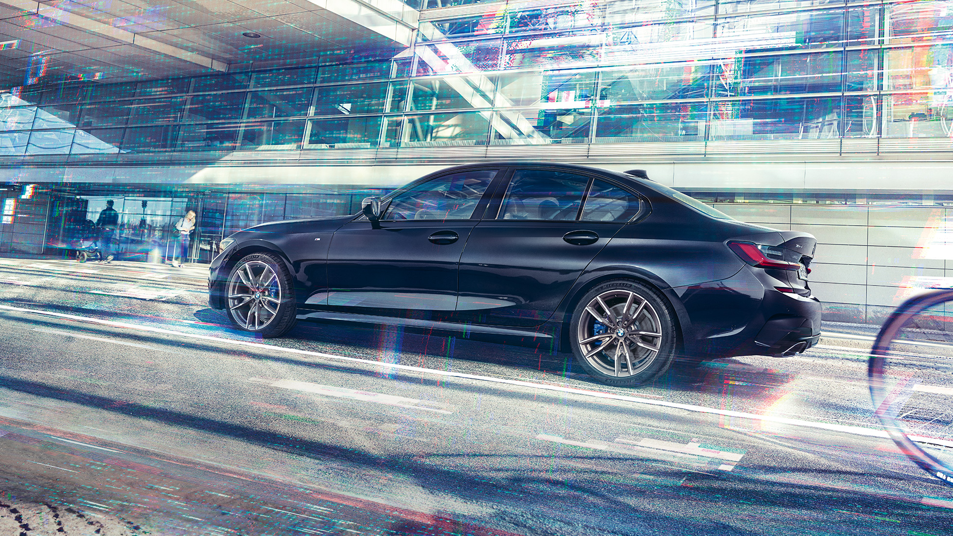 BMW 3-serie Sedan, BMW M340i xDrive. BMW M340i xDrive som står foran bygning i byen, sett fra siden.