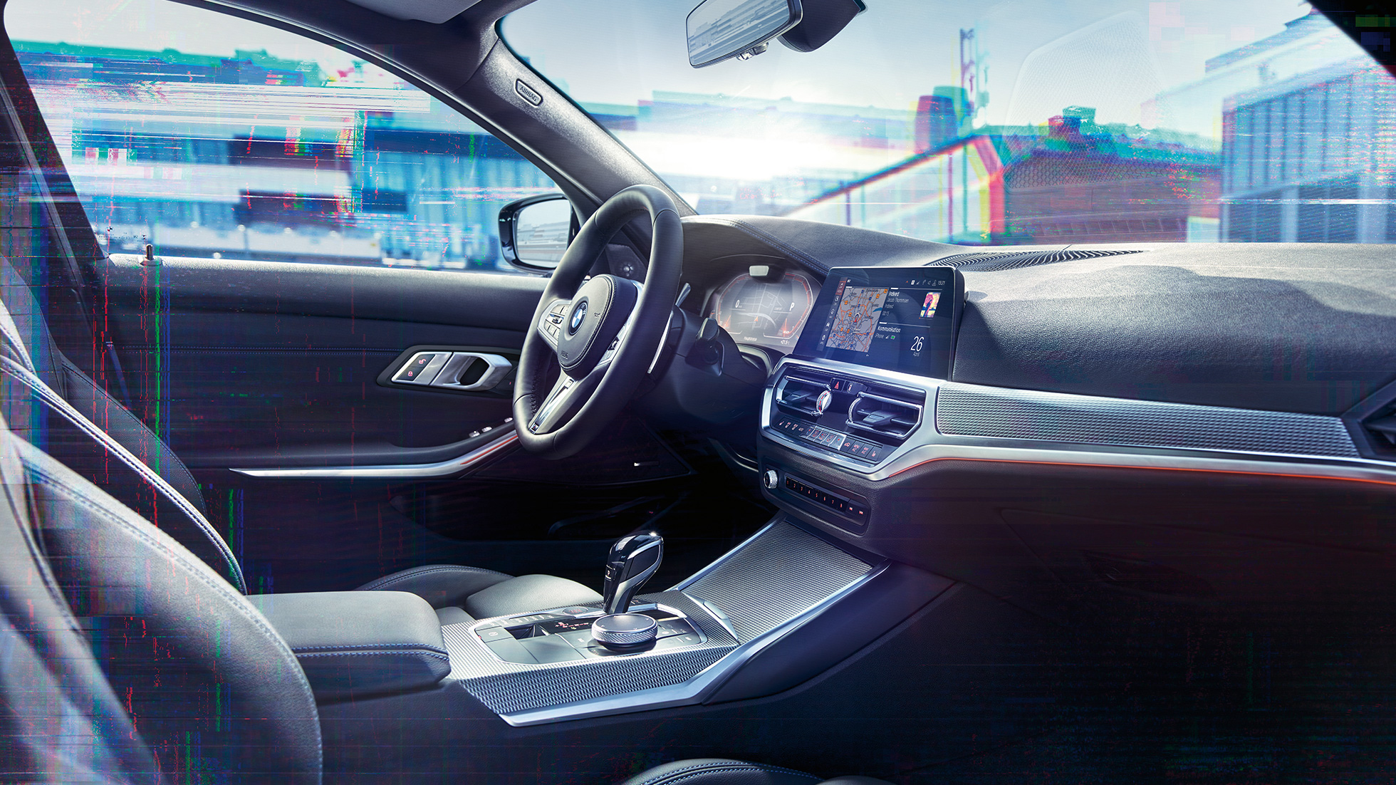 BMW 3-serie Sedan med M kombiinstrument. Nærbilde av kupeen til BMW 3-serie Sedan og førerplass med kombiinstrument med spesiell M-visning sett fra siden.