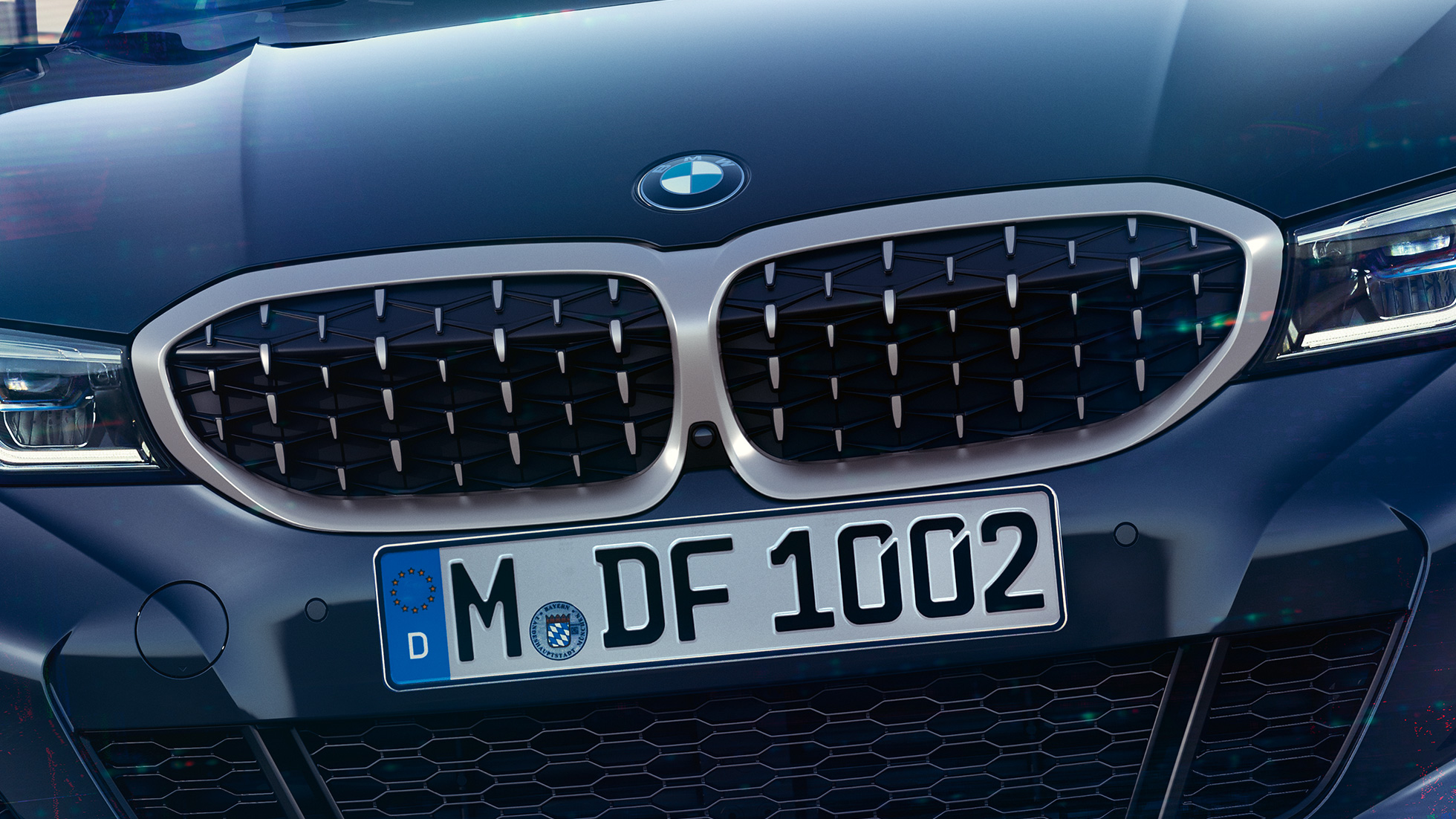 BMW-grill på BMW 3-serie Sedan. Nærbilde av BMW-grillen i ny nettingdesign på BMW 3-serie Sedan M340i xDrive sett forfra.