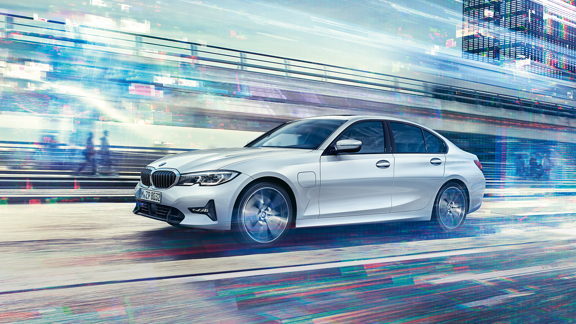 BMW 3-serie Sedan 330e på farten, sett fra siden. BMW 3-serie Sedan 330e som kjører foran bylandskap, sett fra siden.