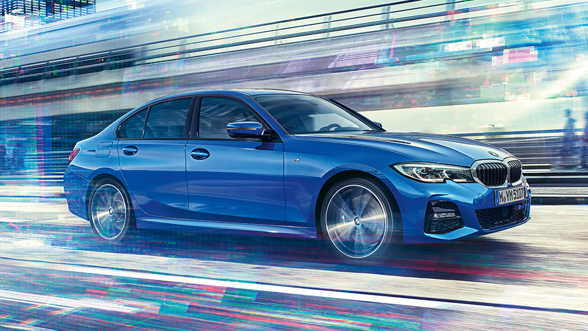 BMW 3-serie Sedan (G20), sett fra siden kjørende. BMW 3-serie Sedan (G20) sett fra siden kjørende i byen om dagen.