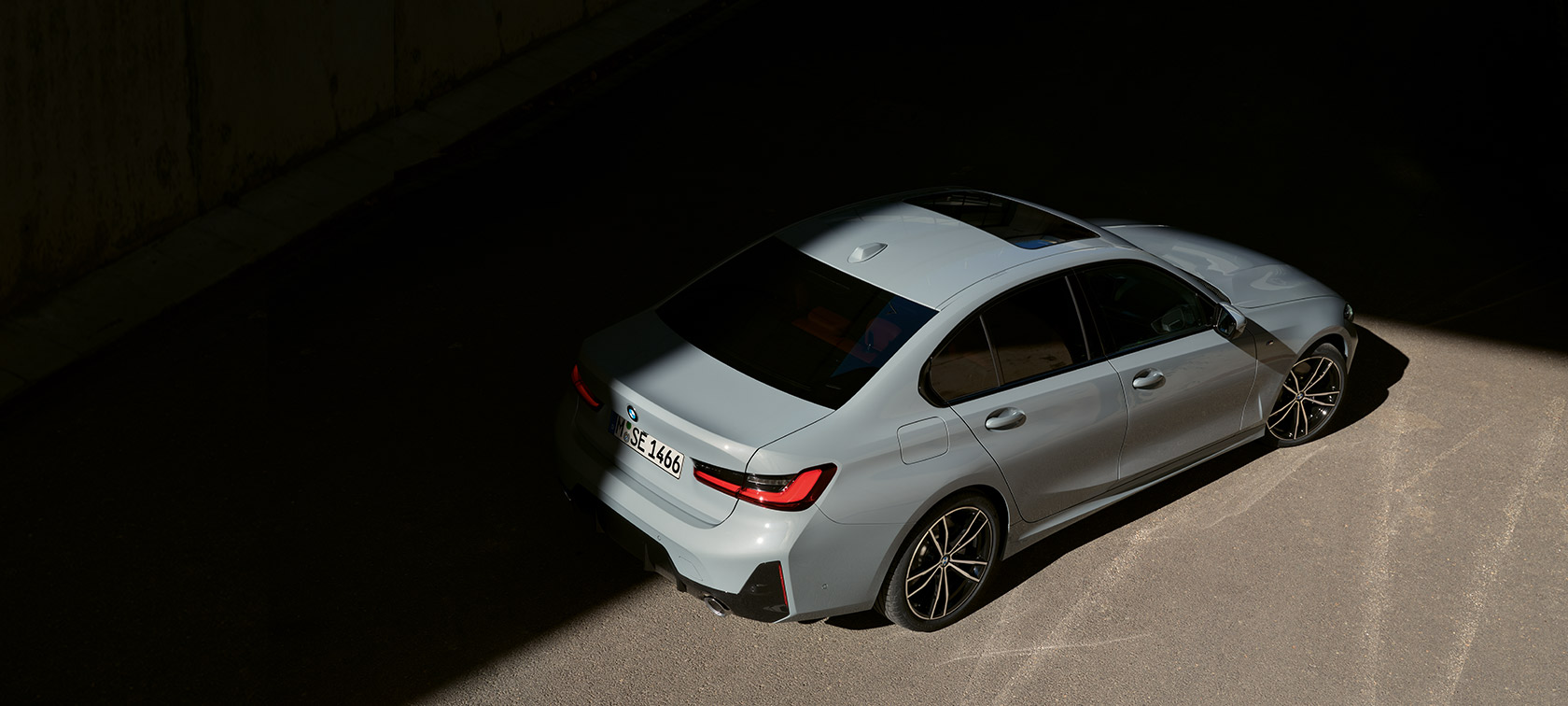BMW 3-serie Sedan LCI G20 Brooklyn grey sett i fugleperspektiv skrått bakfra stående BMW 3-serie Sedan LCI G20 sett i fugleperspektiv skrått bakfra stående