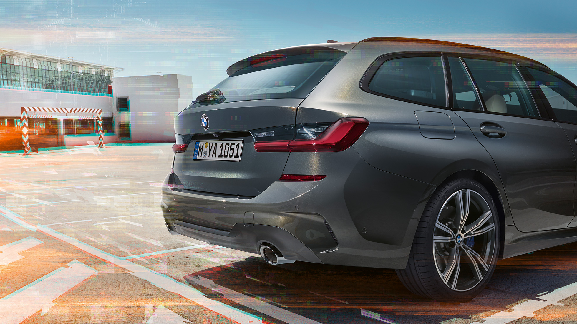 BMW 3-serie Touring, sett på skrått bakfra på parkeringsplass BMW 3-serie Touring, sett på skrått bakfra på parkeringsplass i urbane omgivelser