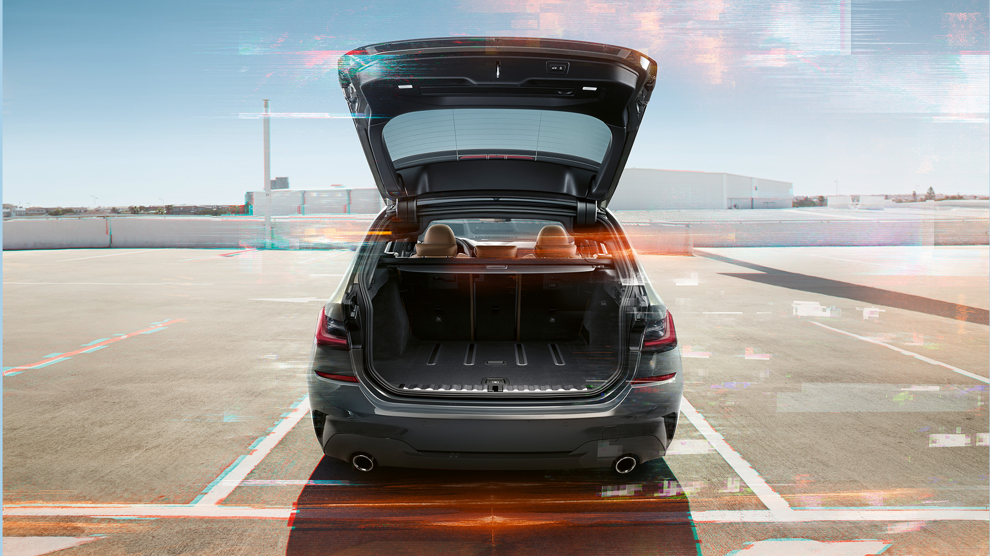 BMW 3-serie Touring, bilde av hekken BMW 3-serie Touring, bilde av hekken med åpnet bakluke på parkeringsplass i urbane omgivelser