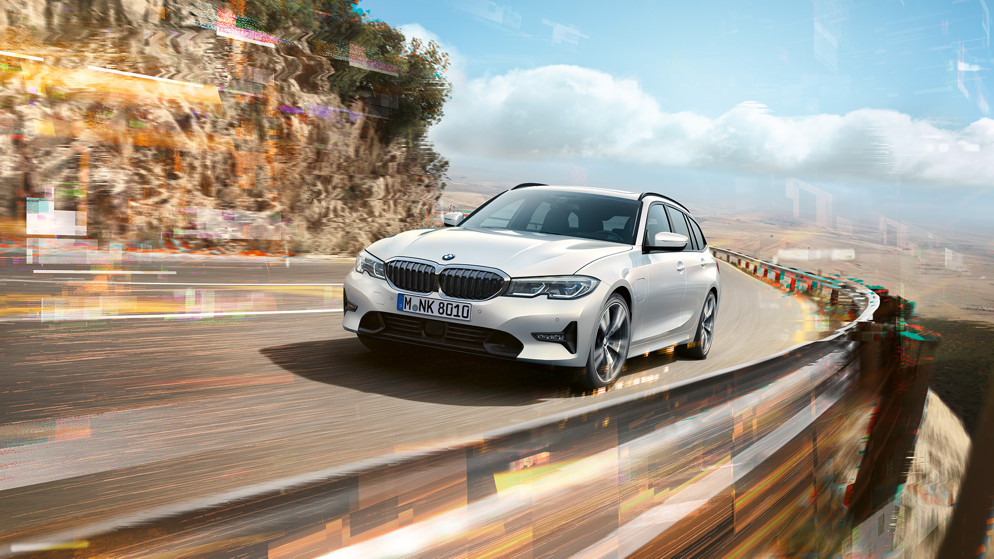 BMW 3-serie Touring, BMW 330e plug-in-hybrid BMW 3-serie Touring, BMW 330e plug-in-hybrid på vei over en bro