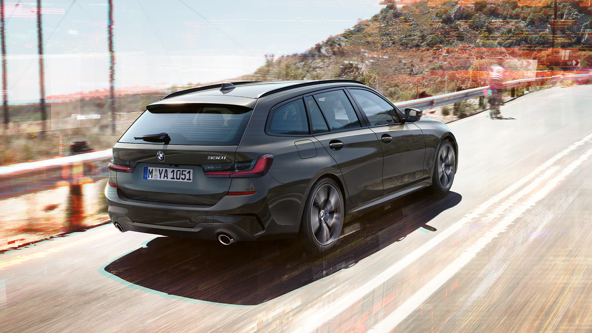 BMW 3-serie Touring, sett på skrått bakfra BMW 3-serie Touring, sett på skrått bakfra på vei over bro i landlige omgivelser