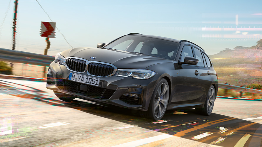 BMW 3-serie Touring (G21) dravittgrå, sett på skrå forfra BMW 3-serie Touring (G21) dravittgrå, sett på skrå forfra mens den kjører i landlige omgivelser