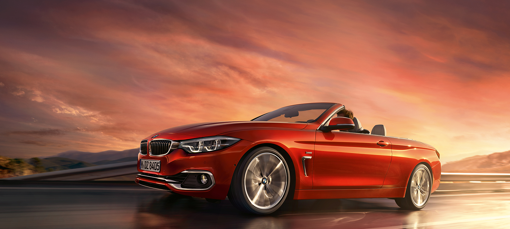 BMW 4-serie Cabriolet som kjører BMW 4-serie Cabriolet som kjører