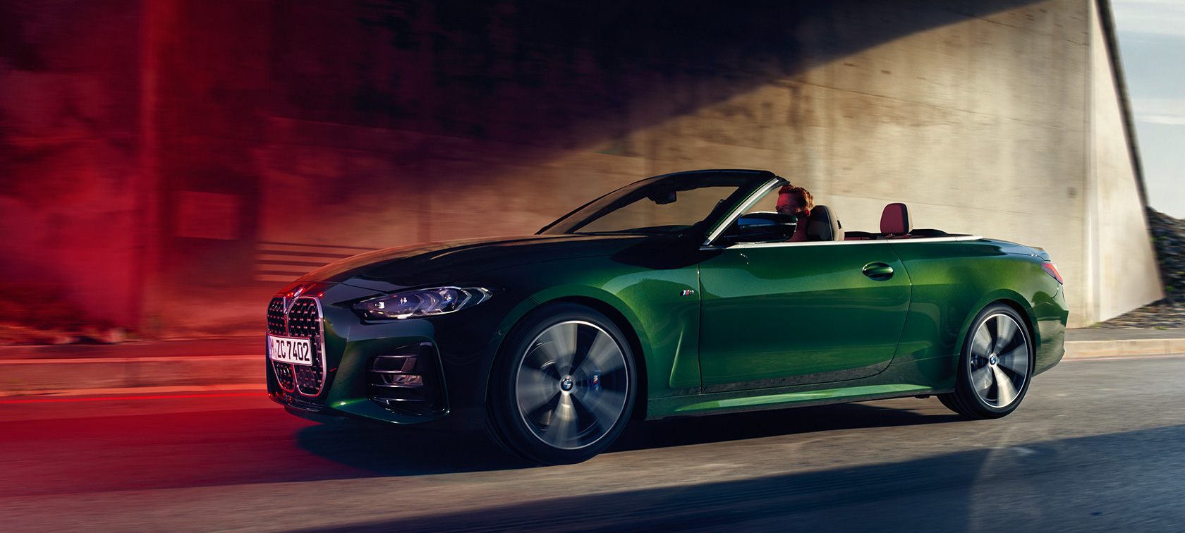 Sett skrått fra siden BMW 4-serie Cabriolet G23 2020 kjørende BMW 4-serie Cabriolet G23 2020 Sanremo grønn metallic Sett skrått fra siden kjørende