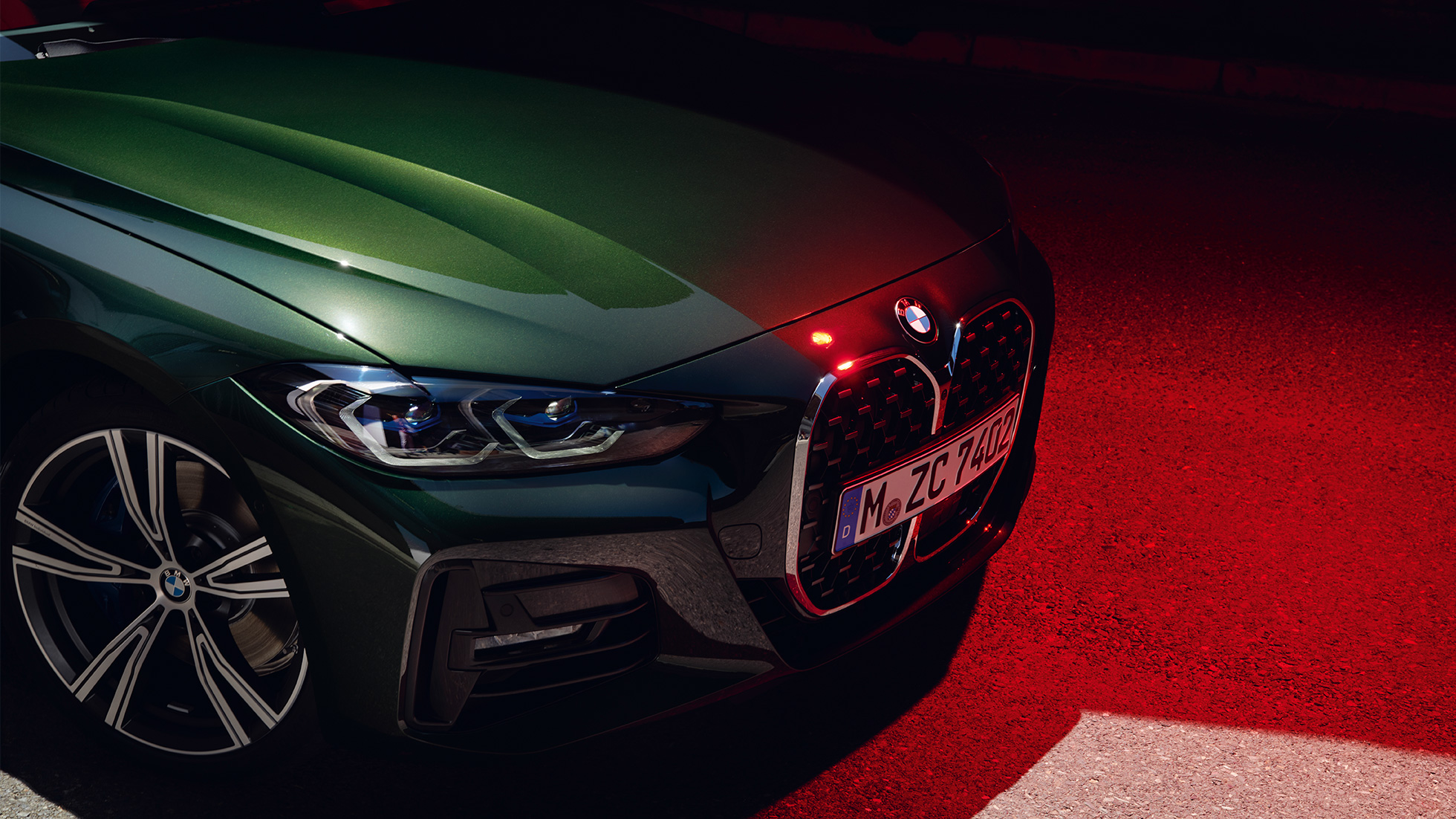 Sett forfra dobbelgrill BMW 4-serie Cabriolet G23 2020 BMW 4-serie Cabriolet G23 2020 Sanremo grønn metallic Sett forfra stående næropptak dobbelgrill
