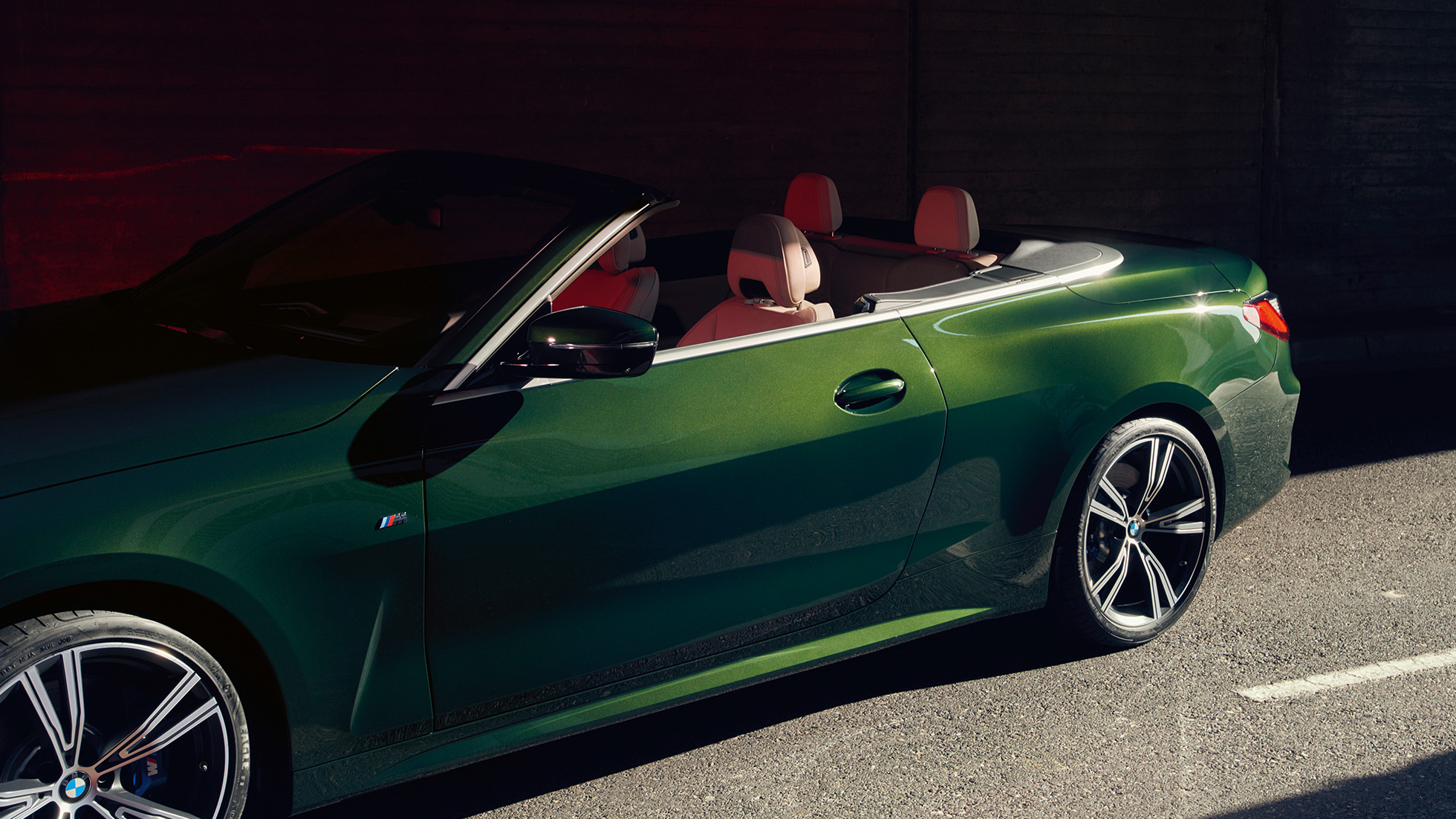 Kvinne kjører en BMW 4-serie Cabriolet G23 2020 Kvinne kjører en BMW 4-serie Cabriolet G23 2020 Innvendig kupé