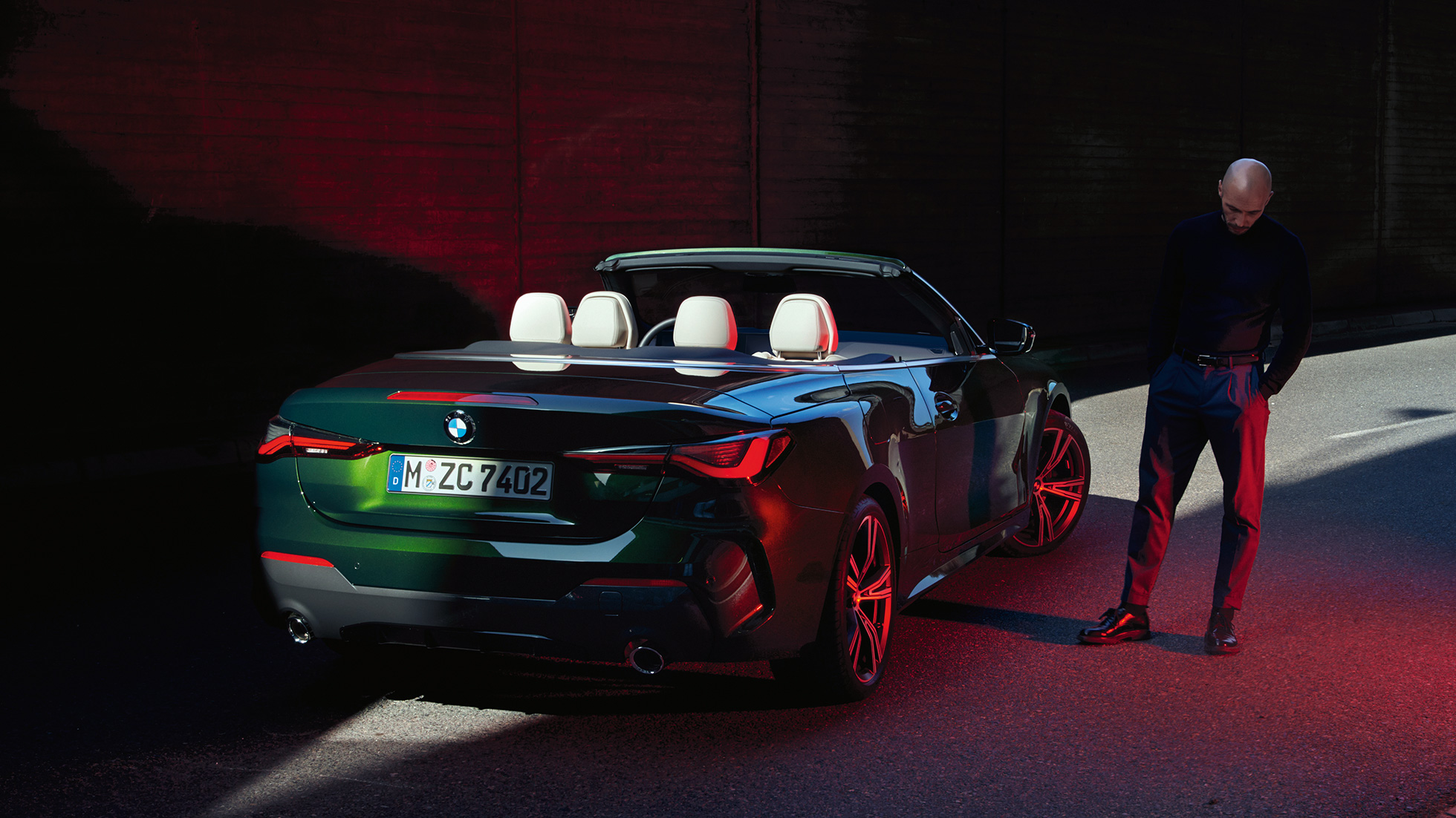 Sett skrått bakfra med baklys BMW 4-serie Cabriolet G23 2020 BMW 4-serie Cabriolet G23 2020 Sanremo grønn metallic Sett skrått bakfra med baklys