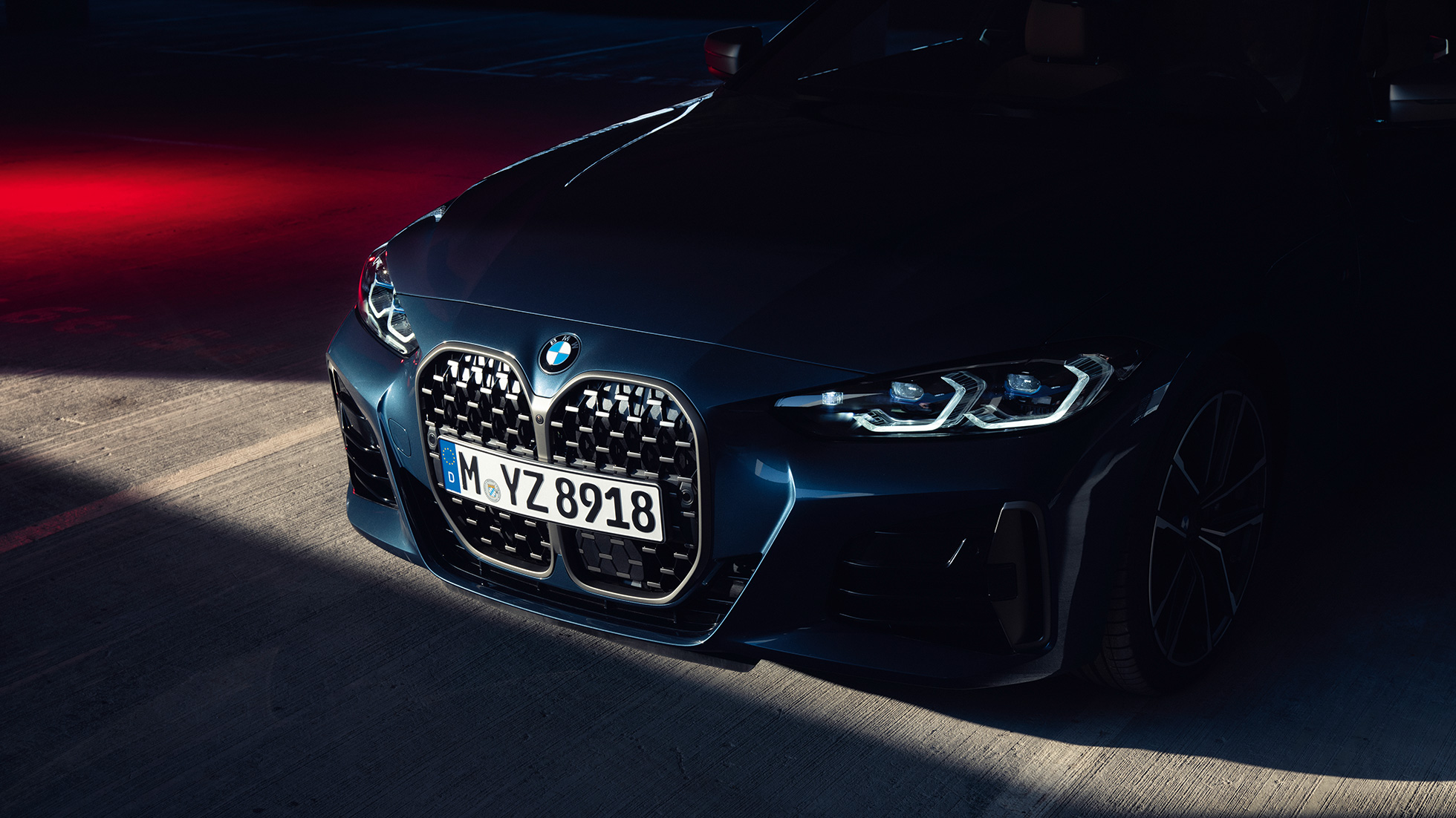 Sett forfra dobbel nyregrill BMW 4-serie Coupé G22 2020 BMW 4-serie Coupé G22 2020 Arctic Race blå metallic Sett forfra næropptak dobbelgrill
