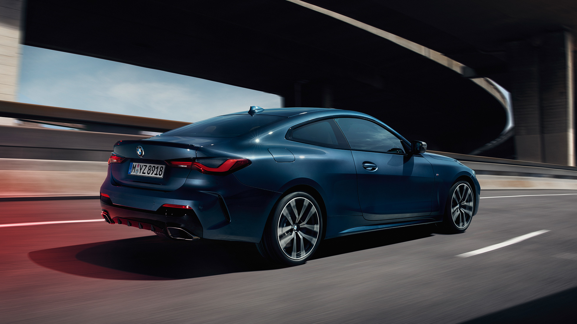 Sett skrått fra siden BMW 4-serie Coupé G22 2020 BMW 4-serie Coupé G22 2020 Arctic Race blå metallic Sett skrått fra siden kjørende