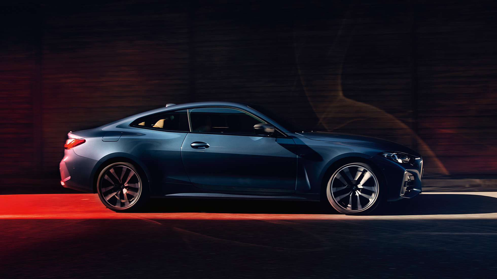 Sett fra siden BMW 4-serie Coupé G22 2020 BMW 4-serie Coupé G22 2020 Arctic Race blå metallic Sett fra siden kjørende