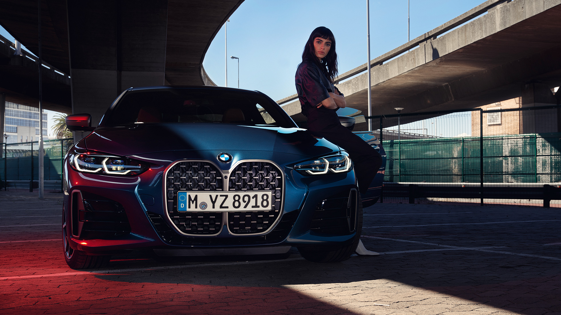 Sett forfra dobbel nyregrill hovedlykter BMW 4-serie Coupé G22 2020 BMW 4-serie Coupé G22 2020 Arctic Race blå metallic Sett forfra med dobbel nyregrill, hovedlykter og modell