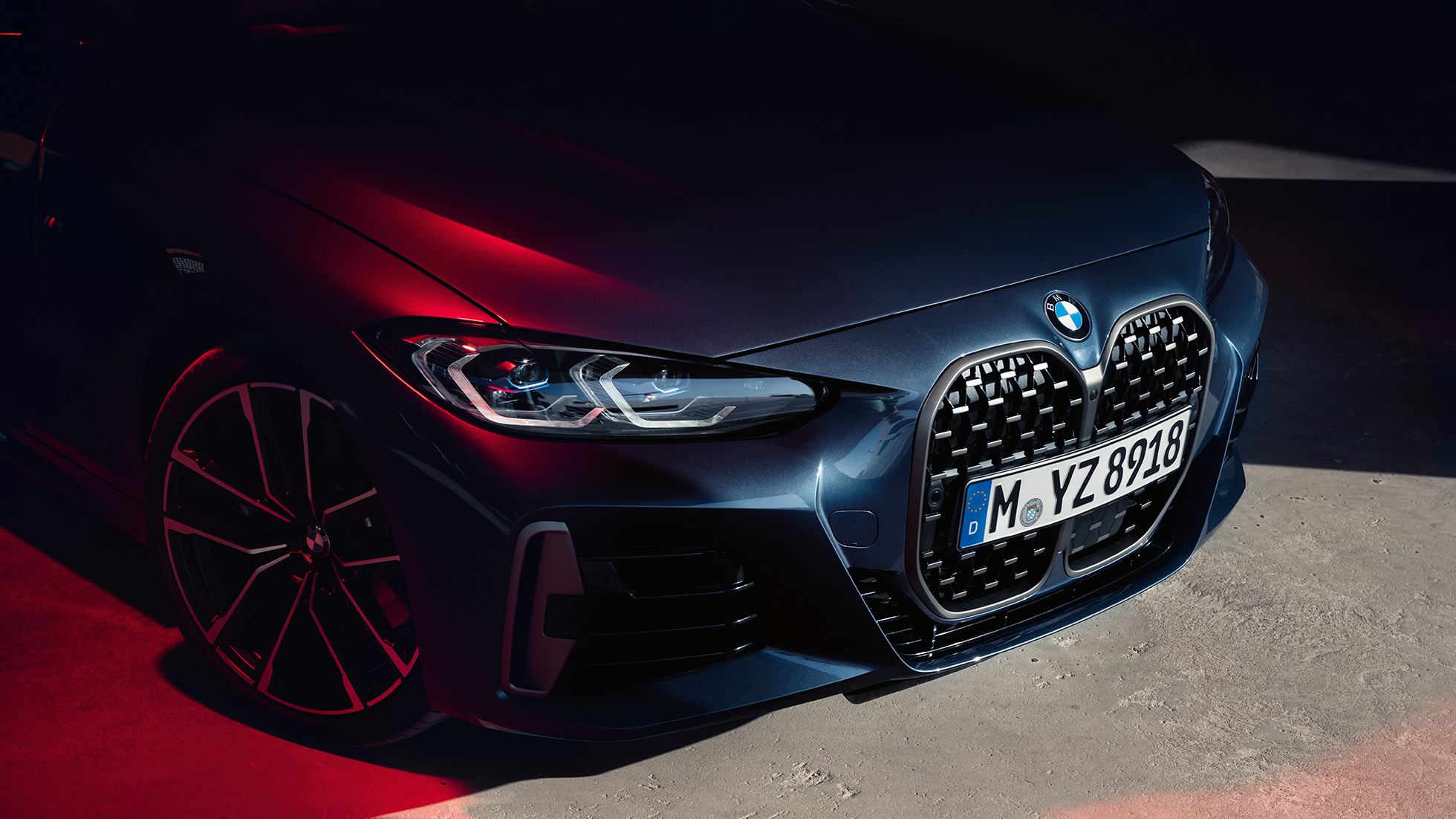 Sett skrått forfra BMW dobbel nyregrill BMW 4-serie Coupé G22 2020 BMW 4-serie Coupé G22 2020 Arctic Race blå metallic Sett skrått forfra BMW dobbel nyregrill