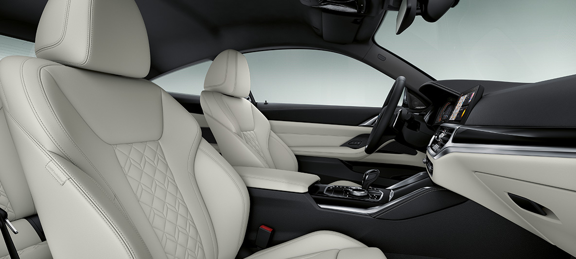 Skinninteriør elfenbenshvitt BMW 4-serie Coupé Individual G22 2020 Innvendig kupé BMW Individual utvidet skinninteriør i elfenbenshvitt merinoskinn BMW 4-serie Individual G22 2020 Innvendig kupé