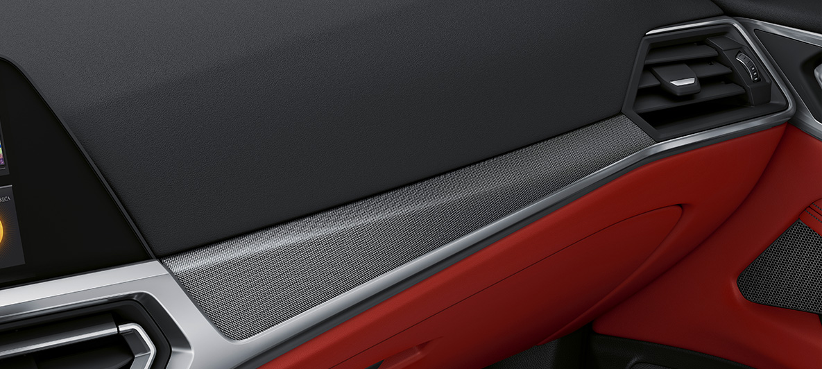 Interiørlister i tetragonmønstret aluminium BMW 4-serie Coupé 2020 G22 Individual Innvendig kupé Interiørlister i tetragonmønstret aluminium med konturlister i krom med perleglansfinish BMW 4-serie Coupé Individual G22 2020 Innvendig kupé