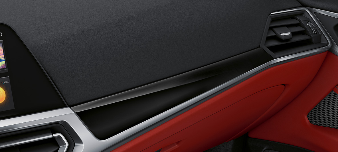 Interiørlister i høyglanset sort pianolakk BMW 4-serie Coupé 2020 G22 Individual Innvendig kupé Interiørlister BMW Individual Interiørlister i sort pianolakk med konturlister i krom med perleglansfinish BMW 4-serie Coupé Individual G22 2020 Innvendig kupé