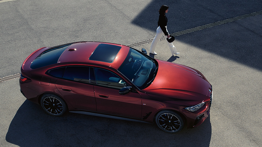 BMW 4-serie Gran Coupé G26 BMW Individual Aventurinrød metallic. Sett fra fugleperspektiv BMW 4-serie Gran Coupé G26 BMW Individual Aventurinrød metallic. Sett fra fugleperspektiv