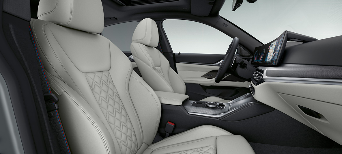 Skinninteriør i elfenbenshvitt BMW 4-serie Gran Coupé G26 2021 Kupé BMW Individual utvidet skinninteriør i elfenbenshvitt merinoskinn BMW 4-serie Gran Coupé G26 2021 Kupé