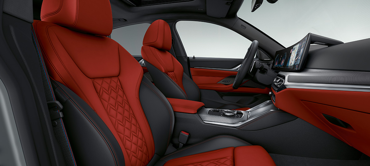 Skinninteriør Fionarødt/sort merinoskinn BMW 4-serie Gran Coupé G26 2021 interiør kupé BMW Individual utvidet skinninteriør i Fionarødt/sort merinoskinn BMW 4-serie Gran Coupé G26 2021 Kupé cockpit
