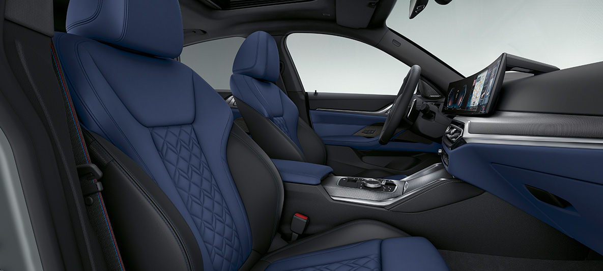 Skinninteriør Fjordblått/sort merinoskinn BMW 4-serie Gran Coupé G26 2021 kupé BMW Individual utvidet skinninteriør i Fjordblått/sort merinoskinn BMW 4-serie Gran Coupé G26 2021 interiør cockpit